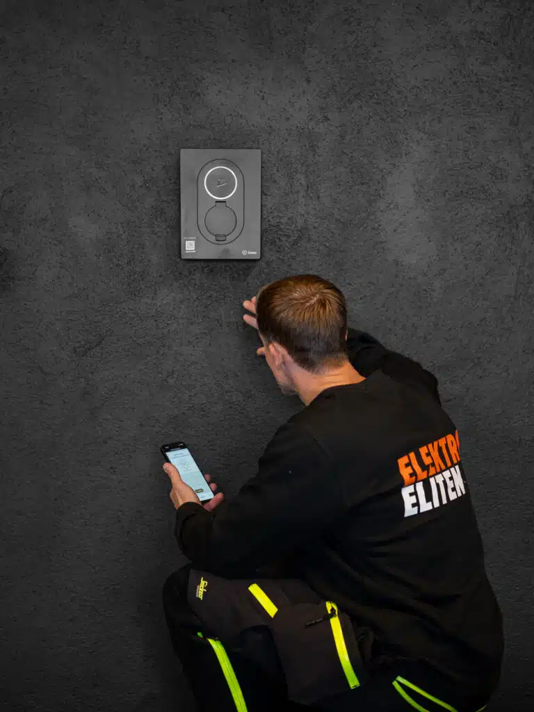 Elektriker fra Elektroeliten som justerer en ladeboks for elbil fra Zaptec
