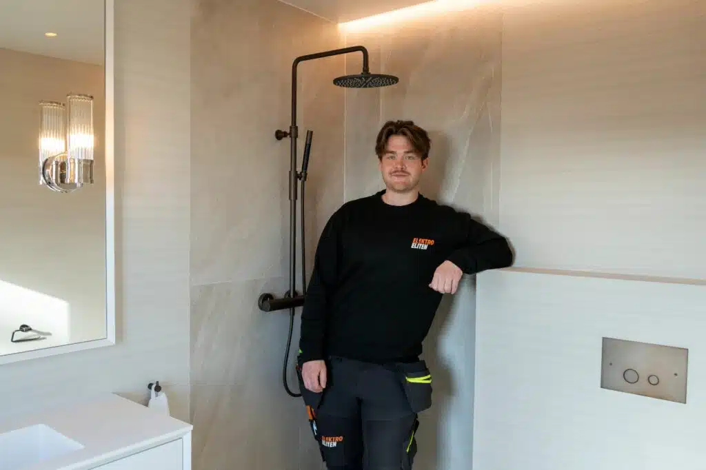Casper fra Elektroeliten jobber med et bad