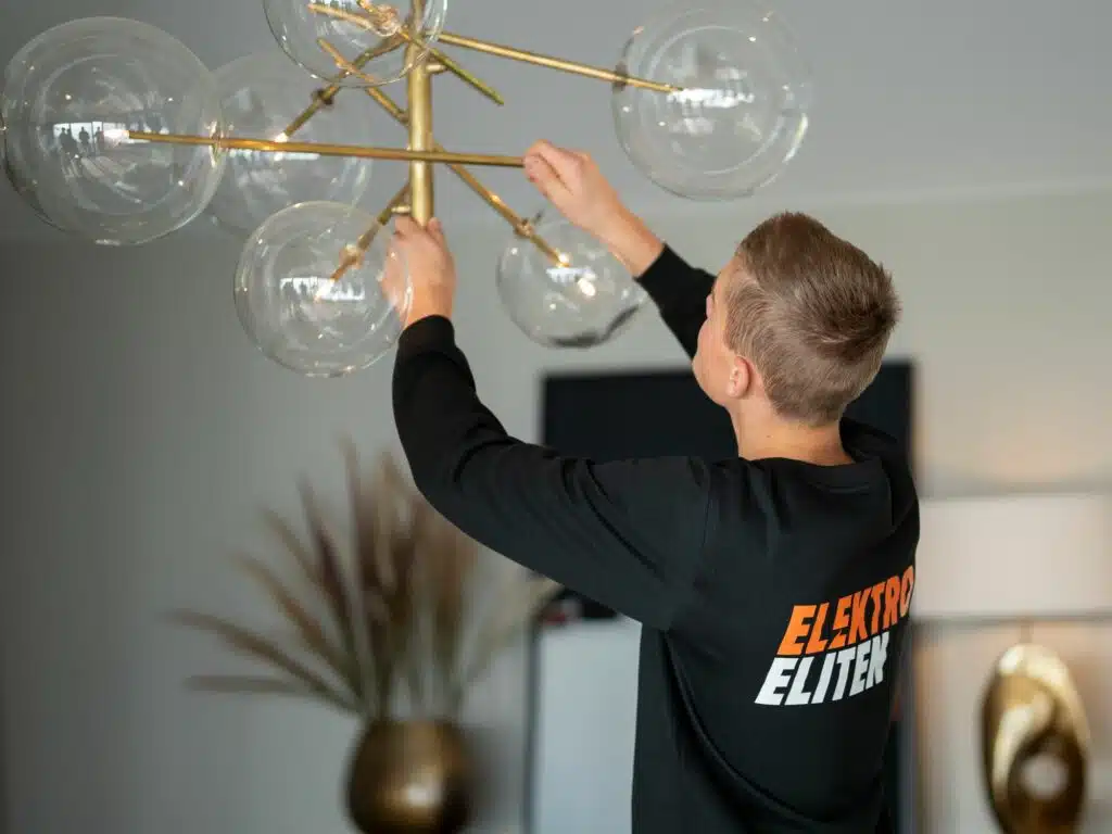 Elektriker fra Elektroeliten som monterer ei taklampe