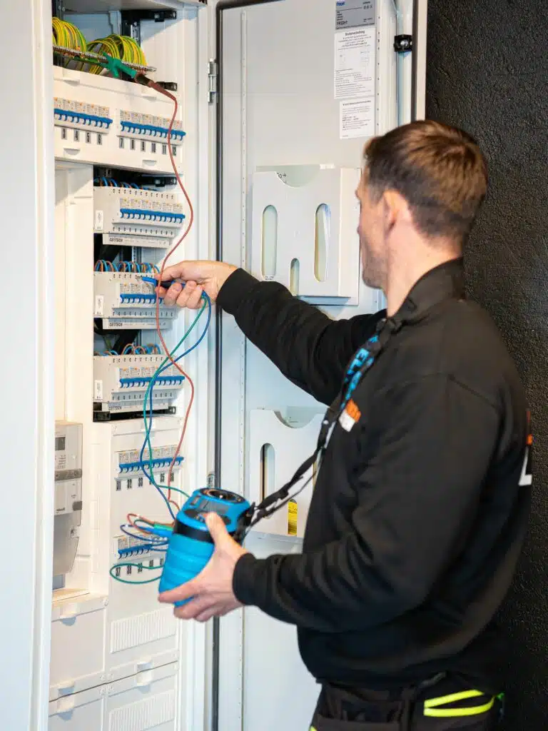 Elkontroll av sikringsskap utført av elektriker fra Elektroeliten