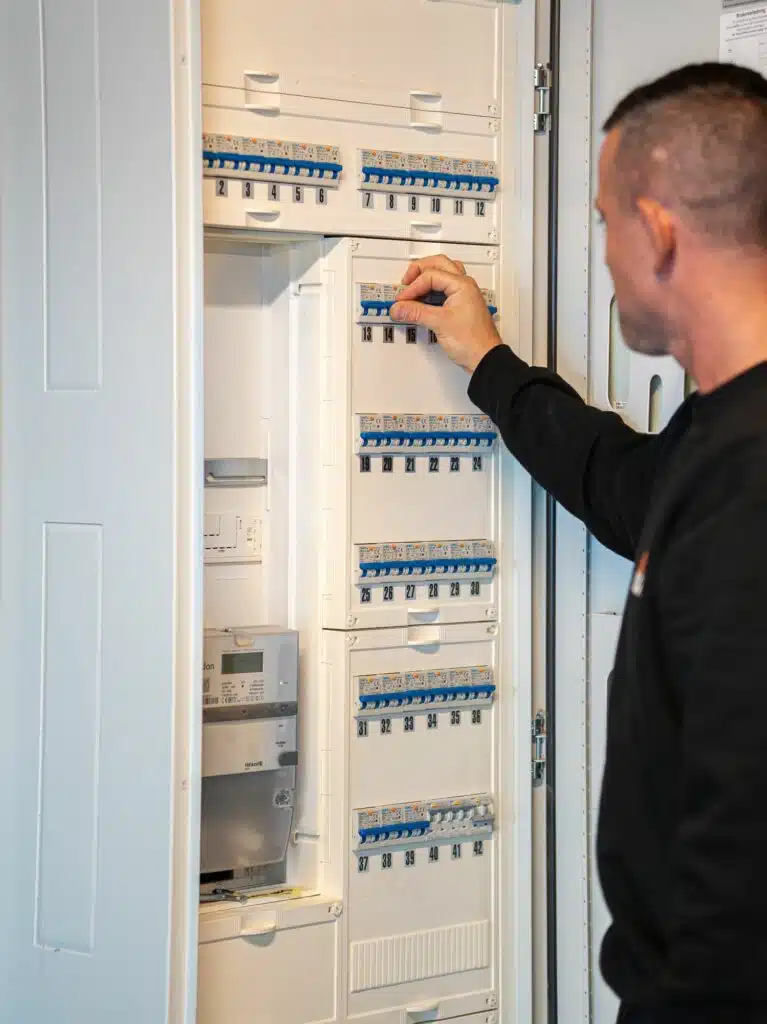 Elektriker fra Elektroeliten i et sikringsskap